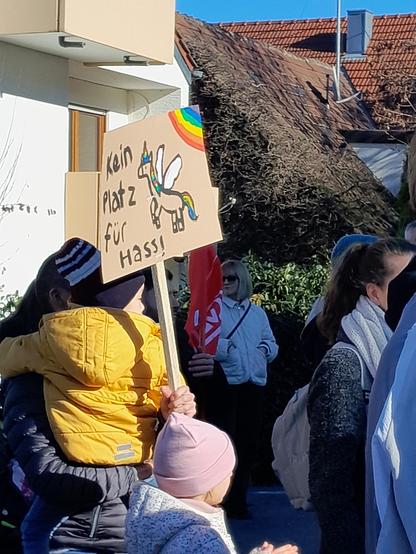 Demo-Teilnehmende Familie mit dem Plakat "kein Platz für Hass"
