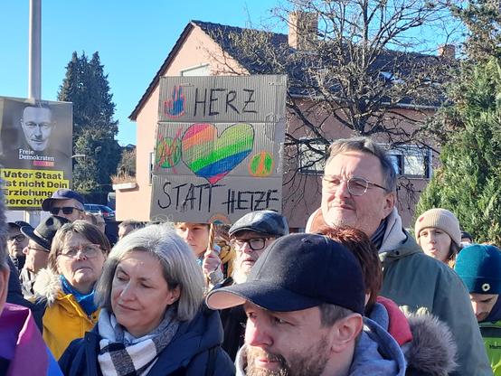 Demo-Teilnehmende mit dem Plakat "Herz statt Hetze"
