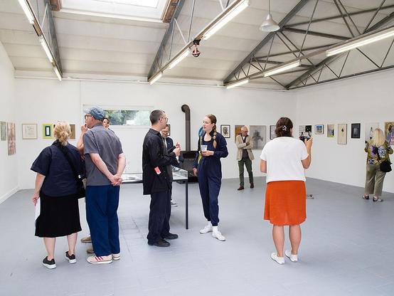 Besucher bei der Eröfffnung der Ausstellung