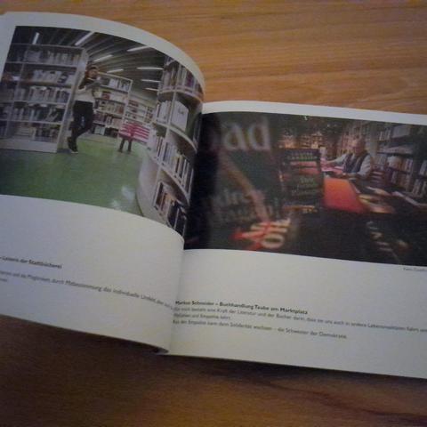 Das aufgeschlagene Buchlink ein Blick in die Stadtbücherei Waiblingen rechts auf den Tisch in einer Buchhandlung.