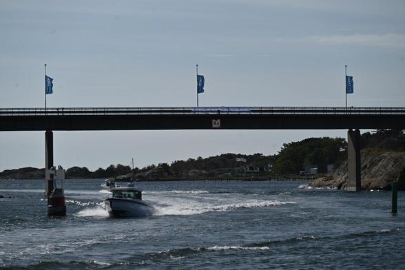Private Boote fahren unter der Brücke hindurch, die zwei Schären im Göteborger Schärengarten verbindet